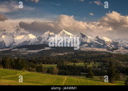 Der Frühling kommt, die hohe Tatra-Gebirge in Polen Stockfoto