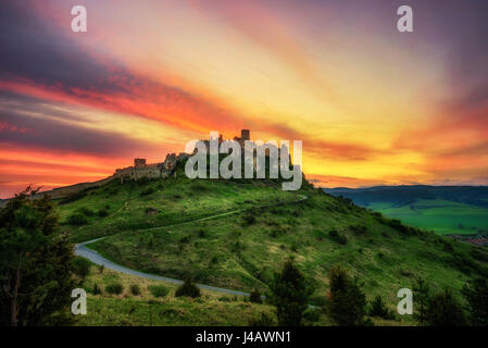 Dramatischen Sonnenuntergang über Spis Burgruine in der Slowakei.  SPIs Schloss ist ein nationales Denkmal und eines der größten europäischen Schlösser durch Bereich. Stockfoto