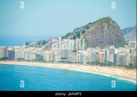 Hellen malerischen Blick auf die goldene Sichel des Copacabana-Strand mit der Skyline der Stadt von Rio De Janeiro, Brasilien Stockfoto