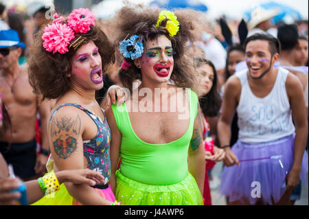 RIO DE JANEIRO - 11. Februar 2017: Brasilianische Männer feiern Karneval mit bunten Make-up, Kleider und Perücken auf einem Straßenfest in Ipanema. Stockfoto