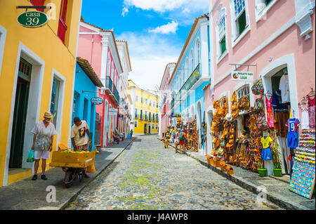 SALVADOR, Brasilien - 9. März 2017: Souvenirläden verkaufende Taschen und lokales Kunsthandwerk Linie der traditionellen kopfsteingepflasterten Straßen des historischen Pelourinho. Stockfoto