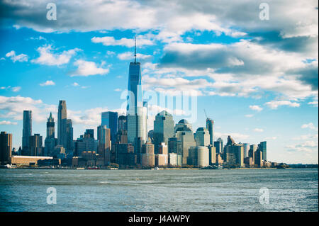 Blauer Himmel-Blick auf die Skyline von Downtown Manhattan New York City aus über den Hudson River in New Jersey Stockfoto