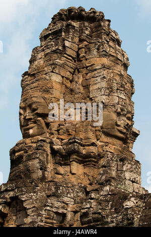 Gesamtansicht des Turms mit den Gesichtern von Buddha und von König Jayavarman am Bayon Tempel in Angkor Wat-Komplex Stockfoto