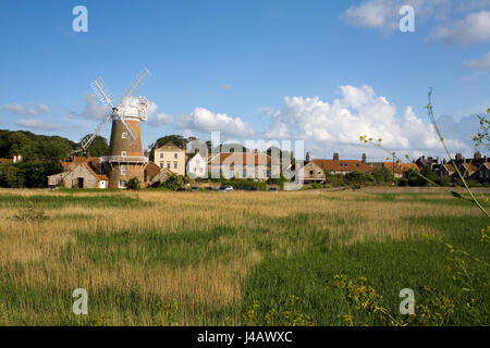 Cley nächsten am Meer in Norfolk, mit der Windmühle im Vordergrund Stockfoto