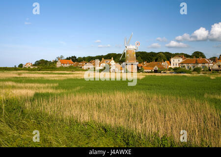 Cley nächsten am Meer in Norfolk, mit der Windmühle im Vordergrund Stockfoto