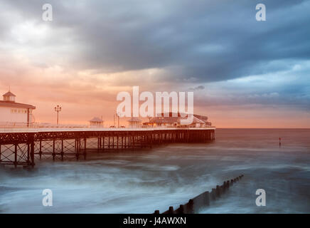 Cromer Pier in einem Sturm Stockfoto