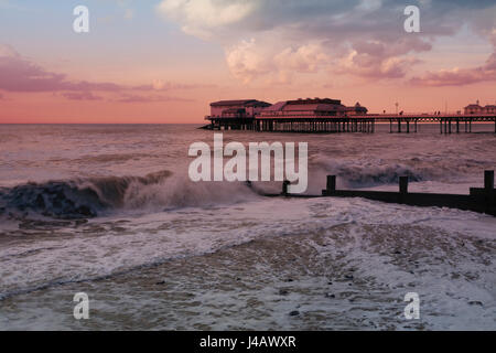 Cromer Pier in einem Sturm aus dem Westen Stockfoto