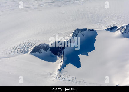 Berg (Nunatak) in Ostgrönland Eisschild umgeben von spaltenreichen Gletscher herausragt. Stockfoto