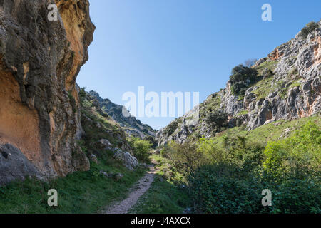 Sierras Subbéticas Naturparks in Andalusien in der Nähe von Zuheros mit walking Track Throught die Klippen und die hohen Felsen Stockfoto