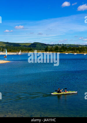 Kajakfahren auf dem Carsington Wasser einen künstlichen Stausee im Besitz von Severn Trent Water in Derbyshire Peak District England Großbritannien Stockfoto