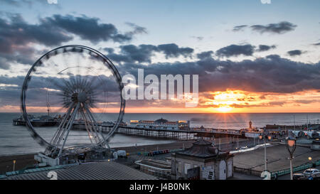 Blick auf den viktorianischen Pier von Brighton, auch bekannt als das Palace Pier und das Brighton Rad bei Sonnenuntergang Stockfoto