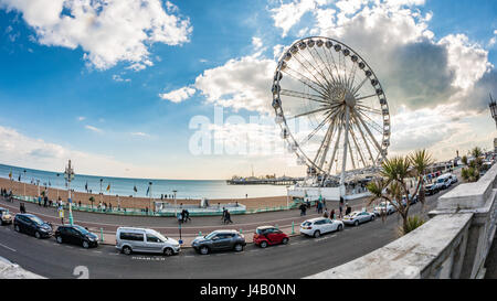 Fisch Augen-Blick auf die viktorianische Brighton Pier und das Brighton-Rad Stockfoto