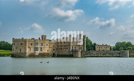 Blick auf eine mittelalterliche Wasserburg in England Stockfoto