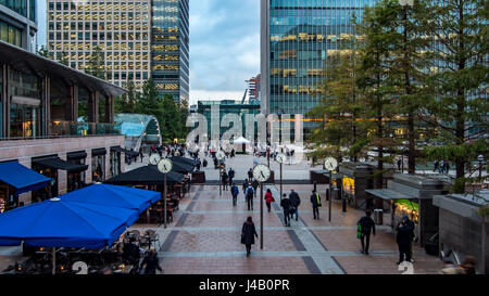 Blick auf Menschen hetzen von der Arbeit mit mehreren Uhren in den Docklands, Finanzzentrum in London Stockfoto