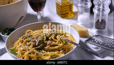 Nahaufnahme von einem leckeren Teller Spaghetti carbonara Stockfoto