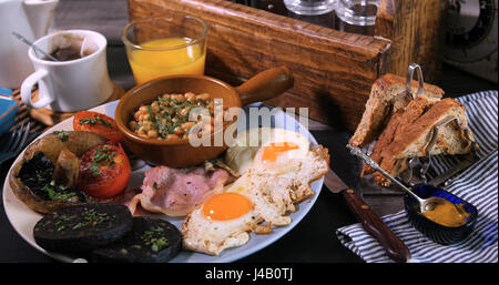 Blick auf ein gekochtes englisches Frühstück Stockfoto