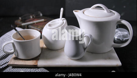 Eine dampfende heiße Tasse Tee von Teekanne Stockfoto