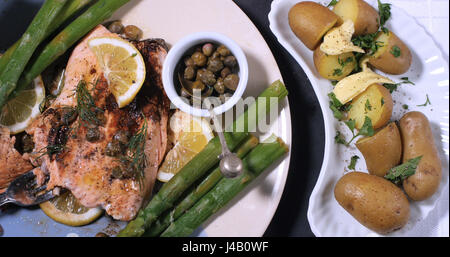 Top-down-Ansicht von einer köstlichen gerösteten Bio-Lachs mit Kapern, Spargel und dill Stockfoto