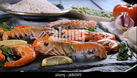 Blick auf die Zutat für eine spanische Meeresfrüchte-Paella: König Garnelen, Scampi, Schellfisch Stockfoto