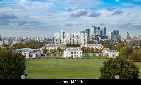 Das Old Royal Naval College und die Queen es House in Greenwich, London, mit dem Finanzviertel der Docklands im Hintergrund Stockfoto