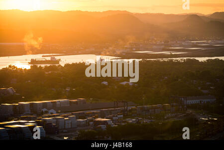 Containerschiff durch Panama Kanal Stockfoto
