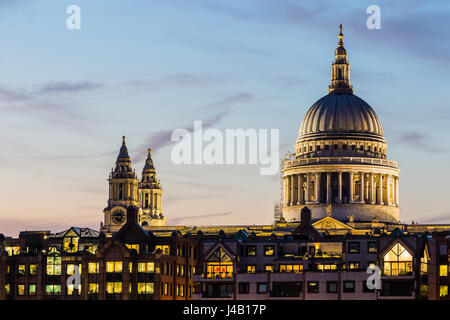 St. Pauls Cathedral in der Dämmerung, London Stockfoto