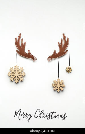 Kreativkonzept Foto der Hirsche Hörner mit Schneeflocken Papier auf weißem Hintergrund. Stockfoto