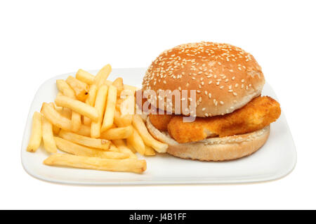 Fisch Burger, Fischstäbchen in einem Burger-Brötchen mit Pommes Frites auf einem Teller isoliert gegen weiß Stockfoto