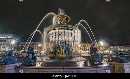 Blick auf einem Brunnen in der Nacht in Place De La Concorde in Paris, Frankreich Stockfoto