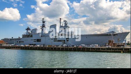 Blick auf Flugzeugträger im Hafen von Portsmouth Stockfoto