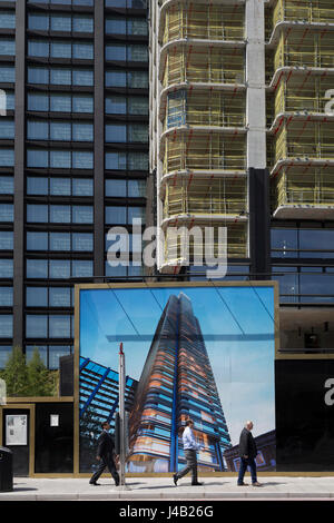 Passanten und eine Konstruktion Horten zeigt der Foster entworfenen Principal Turm ist im Bau am Shoreditch High Street, am 10. Mai 2017, in London, England. Stockfoto