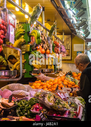 Ein Gentleman Kauf frisch produzieren in Santa Caterina Markt, Barcelona, Spanien. Stockfoto