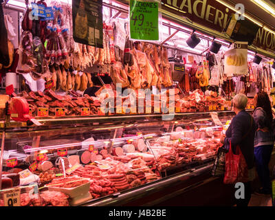 Zwei Frauen Einkaufen in einer Metzgerei in Santa Caterina Markt, Barcelona, Spanien. Stockfoto