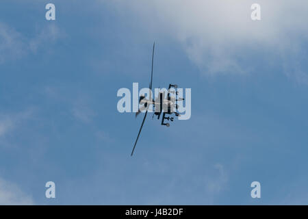 Eine Republik der Singapur Luftwaffe (RSAF) AH-64 Apache Kampfhubschrauber führt in Singapur Air Show 2010 Stockfoto