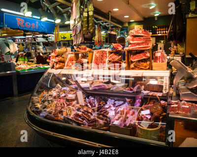 Eine Delikatesse Schinken und andere Smallgoods in Santa Caterina Markt, Barcelona, Spanien zu verkaufen. Stockfoto