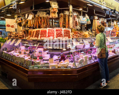 Eine Frau einkaufen in Santa Caterina Markt, Barcelona, Spanien. Stockfoto