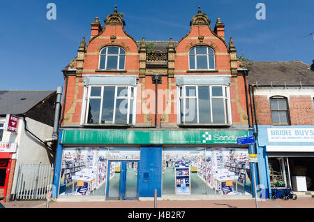 Mit Brettern vernagelt Ladenfront in Cradley Heide High Street mit großen Plakat Darstellung Shop-Interieur Stockfoto