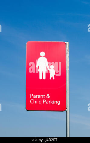 Großes rotes Schild ausgewiesenen Elternteil und Kind Parkplätze auf dem Parkplatz bei Tesco Extra in Cradley Heide, West Midlands Stockfoto