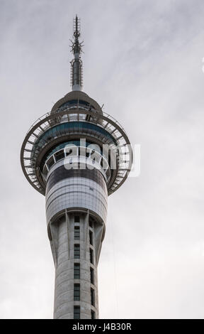 Auckland, Neuseeland - 5. März 2017: Nahaufnahme des hohen Kommunikations- und Restaurant Sky Tower oben unter grauem Himmel. Stockfoto