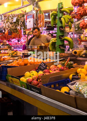 ein frisches Obst und Gemüse laden in Santa Caterina Markt, Barcelona, Spanien. Stockfoto