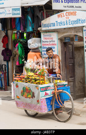 Mobile Obst Anbieter für Kunden auf einer Straße von Kathmandu, Nepal. Stockfoto