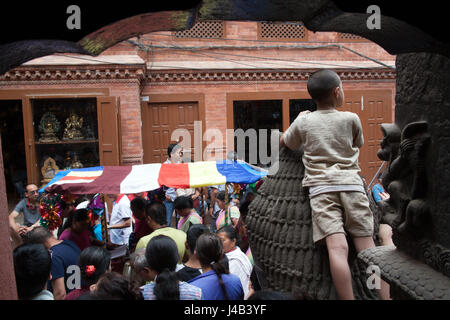 Menschenmengen säumen die Straßen von Patan oder Lalitpur Buddha Tag Prozessionen, Kathmandu Nepal zu sehen Stockfoto