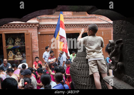 Menschenmengen säumen die Straßen von Patan oder Lalitpur Buddha Tag Prozessionen, Kathmandu Nepal zu sehen Stockfoto