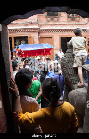 Menschenmengen säumen die Straßen von Patan oder Lalitpur Buddha Tag Prozessionen, Kathmandu Nepal zu sehen Stockfoto