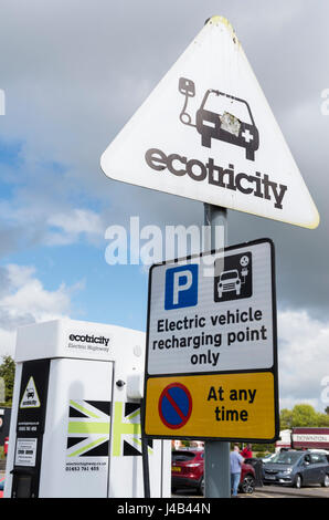 Ecotricity Schild an einem Elektro-Auto / Fahrzeug Ladestation an einer Tankstelle in Großbritannien Stockfoto