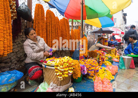 Blume Verkäuferin an einer Halskette. Kathmandu, Nepal. Stockfoto