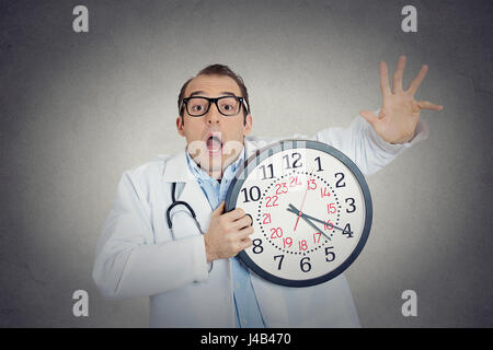 betont Man mit Uhr Stockfoto