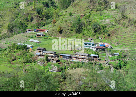 Farmer's Wohnungen und Pension unter den terrassierten Feldern in den Modi Khola Tal zwischen Landruk und Ghandruk, Annapurna region, Nepal. Stockfoto