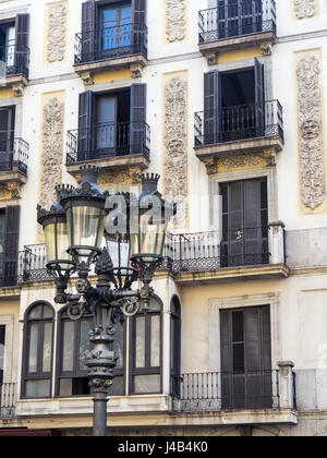 Dekorative Straßenbeleuchtung vor Wohnhaus auf der La Rambla, Barcelona, Spanien. Stockfoto