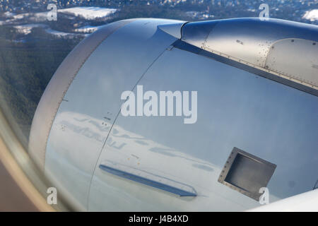 Nürnberg, Deutschland - 20. Januar 2017: Blick durch Fenster Flugzeug Jet-engine Stockfoto